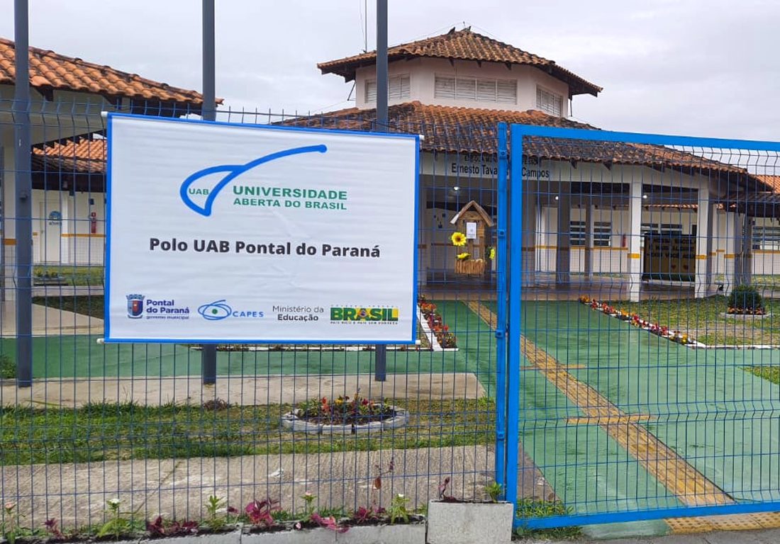 Fachada do Polo UAB Pontal do Paraná, com a placa de identificação na entrada